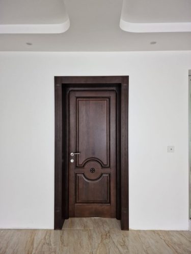 Ușă intrare din lemn masiv cu ornamente sculptate - Decotrend