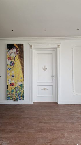 Ușă intrare lemn cu sculpturi clasice în relief - Decotrend