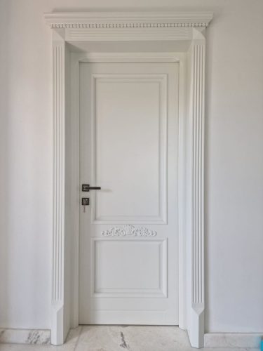 Ușă intrare cu panou central sculptat manual - Decotrend