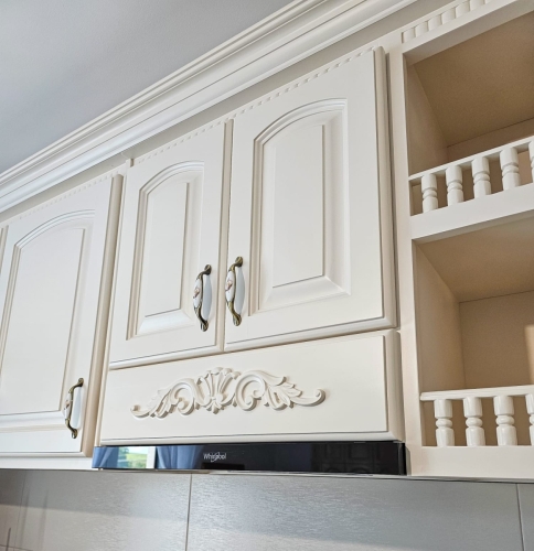Sculpturi lemn aplicate pe ușă de dulap stil clasic - Decotrend
