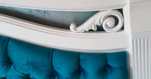 Detaliu sculptură ornamentală pe spătar canapea - Decotrend