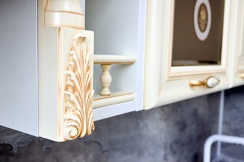 Detaliu apropiat sculptură ornamentală pe corp mobilier - Decotrend