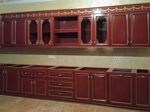 Mobilier bucătărie finisat cu sculpturi lemn pe fronturi - Decotrend